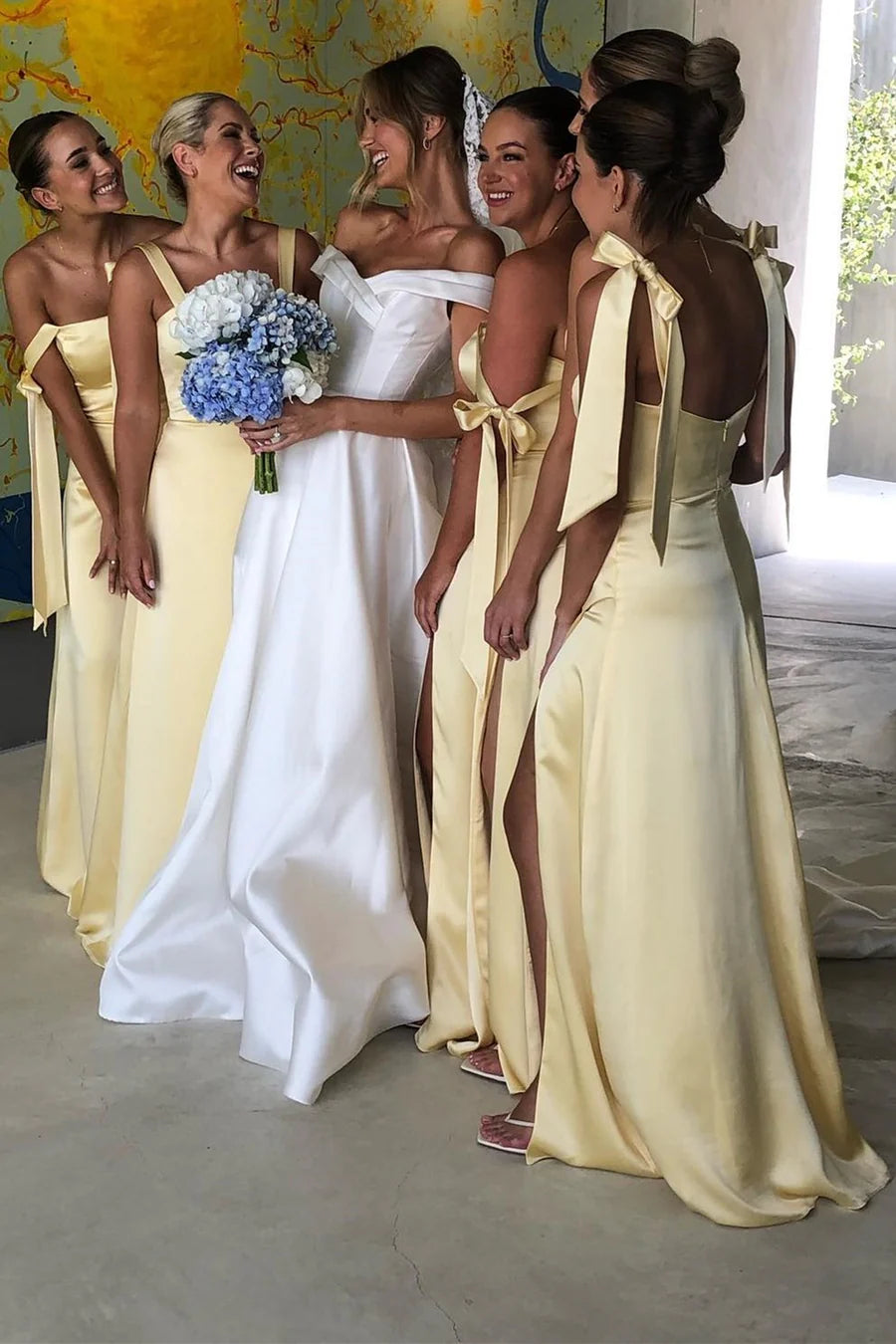 Vestido de dama de honor con tirantes en forma de A y abertura